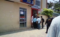 Bắt 2 cậu cháu "cạy" trụ ATM