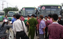 Sáng nay, hàng loạt xe buýt “án binh bất động”