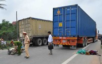 Xe container lấn đường cán chết hai vợ chồng