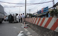 TPHCM: Ô tô tông dải phân cách, lật nhào trên Quốc lộ