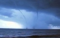 Vòi rồng đôi kỳ quái tấn công Hawaii