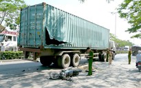 Bị container kéo lê, một người chết tại chỗ