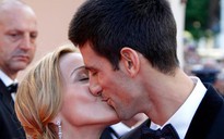 Djokovic hôn người yêu trên thảm đỏ Cannes