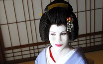 Geisha “Tây” đầu tiên bị chối bỏ