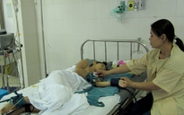 Bị tàu gạt, bé 10 tuổi hôn mê