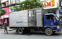 Vướng áo mưa, bị xe tải kéo lê trên đường