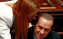 Thủ tướng Ý thân mật với nữ bộ trưởng ngay nghị trường