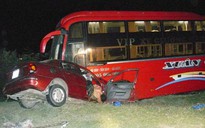 Xe du lịch tông xe khách, 6 người tử nạn