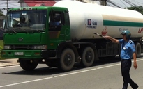 Xe tải chạy đường cấm trước mặt thanh tra giao thông