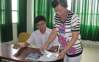 Cán bộ coi thi chép bài cho... thí sinh