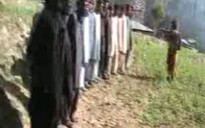 Sốc với video Taliban hành hình cảnh sát