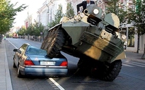 Thị trưởng lái xe bọc thép cán nát ô tô