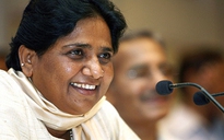 Nữ chính khách “vì người nghèo” phái máy bay đi mua giày