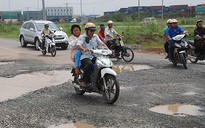 Đường dẫn vào cầu Phú Mỹ xuống cấp: Ai bỏ tiền khắc phục?