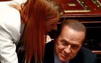 Thủ tướng Ý khoe "chiến tích" với 8 người đẹp