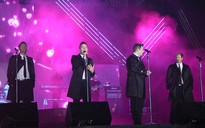 Westlife cùng fan “đốt cháy” Mỹ Đình