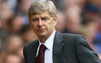 HLV Arsene Wenger “tung cờ trắng” đầu hàng