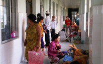 Ùn ùn đi xem cụ già "chết đi bỗng sống lại"