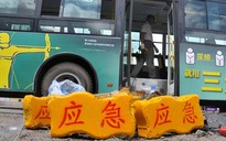 Gạch "khẩn cấp" trên xe buýt Trung Quốc