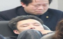 Trung Quốc: 5 quan chức bị đình chỉ vì ngủ gật