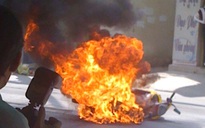 TPHCM: Xe Yamaha Luvias bốc cháy dữ dội trên phố