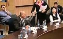 Nữ nghị sĩ hắt thẳng cốc nước vào mặt đồng nghiệp