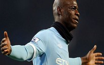 Balotelli lại “quậy”, Nasri bị CĐV Liverpool đuổi đánh