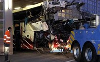 Xe buýt đâm vào đường hầm, 28 người chết