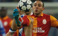 CĐV Galatasaray bị bắt quả tang đào hầm vào sân