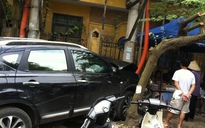 Hà Nội: Xế hộp nghiền nát xe máy rồi lao vào quán nước
