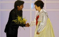 Nữ Tổng thống Park Geun Hye mặc hanbok dự trình diễn thời trang