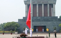 Hạ cờ rủ Quốc tang Đại tướng trên Quảng trường Ba Đình