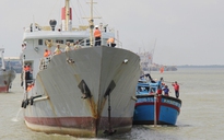 Hải quân cứu tàu ngư dân gặp nạn ở khu vực thềm lục địa