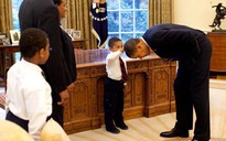 Bé 5 tuổi xoa đầu ông Obama