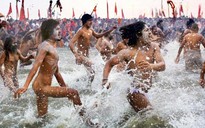 Ấn Độ: 8 triệu người tắm trên sông Hằng