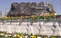 Tượng Phật bằng đá sapphire lớn nhất Việt Nam