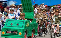 Trẻ em Triều Tiên diễu binh mừng Quốc tế Thiếu nhi