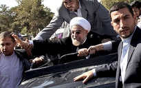 Về nước, tổng thống Iran bị ném giày