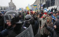 Ukraine tiếp diễn biểu tình, cảnh sát rút lui