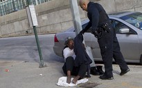Cảnh sát New York cởi áo tặng người vô gia cư