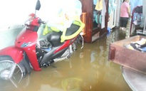 TP HCM: Đường phố, nhà dân ngập nặng do mưa lớn, triều cường