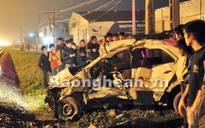 Tàu kéo rê taxi Mai Linh 350m, tài xế nguy kịch