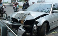 Mất lái, xe bạc tỉ nát đầu