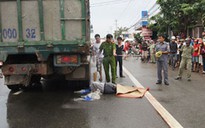 Va quẹt với xe máy, bị xe tải cán chết