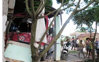 Xe buýt đâm vào nhà dân, 5 người bị thương nặng