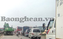 Ách tắc hơn 5 km vì sửa đường