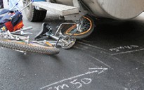Xe container va xe đạp, 1 học sinh bị thương nặng