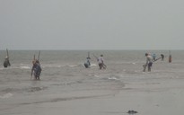 Đang kéo lưới, bị tàu cuốn phăng ra biển
