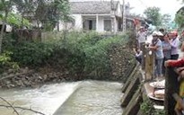 Trộm xong xe, bị nước mưa cuốn xuống cống!