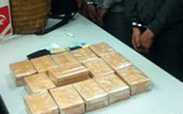 Bắt kẻ mua 60 bánh heroin ngay tại sân bay